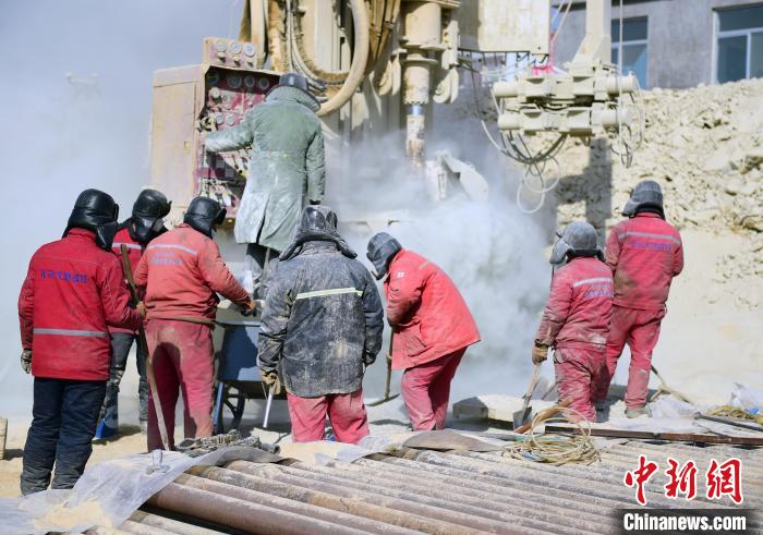 救援调集了国家矿山应急救援队大地特勘队等15支矿山专业救援队和烟台