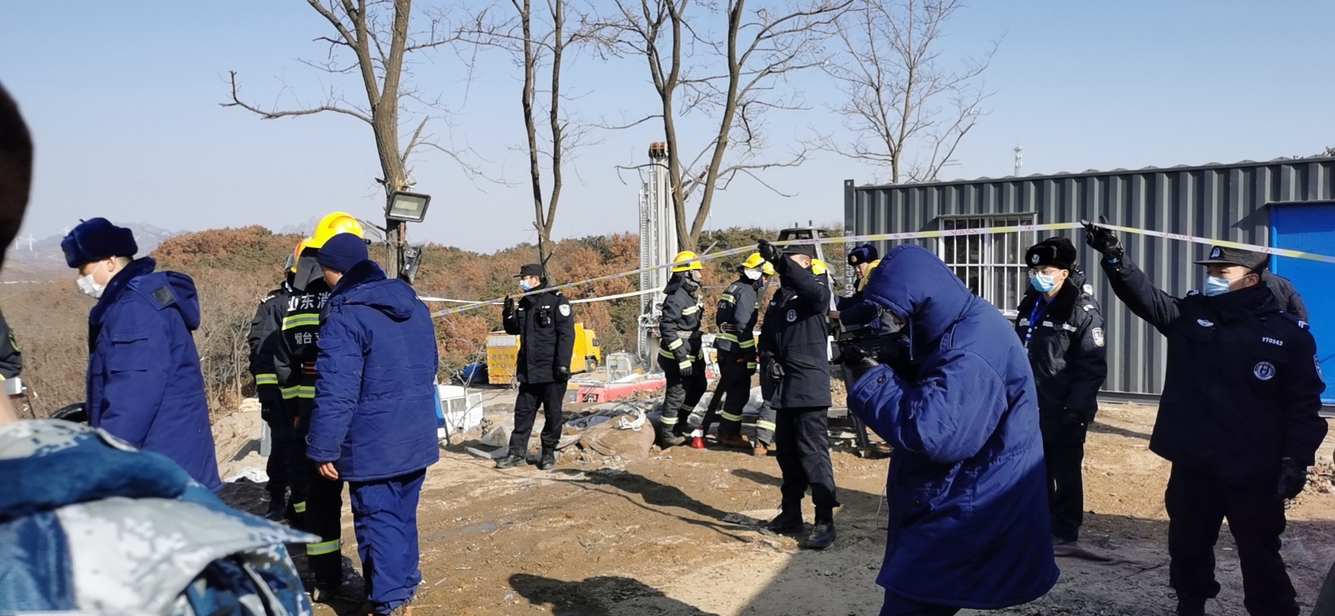 1月19日中午，栖霞金矿事故救援人员向井下投放可视设备。本文图均为澎湃新闻记者 张家然 摄