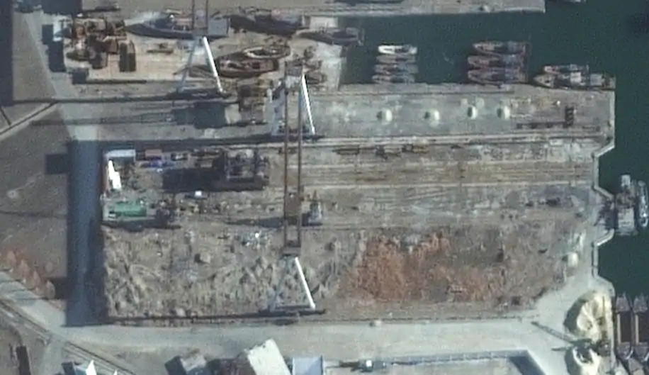 朝鲜的半潜驳船已经进入干船坞