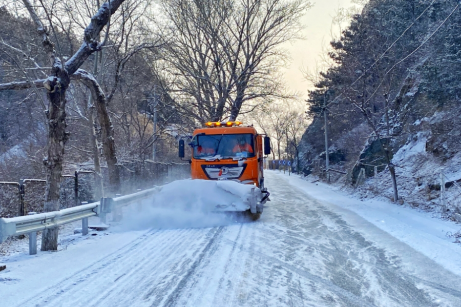 养护职工铲冰除雪保障京郊道路行车安全!