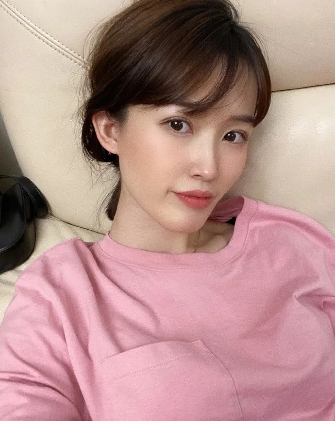 长相温婉的麻敬宜,戴着眼镜,书生气十足,像是南方女子.