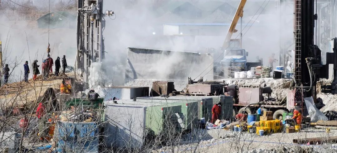 井下被困矿工传上话来说: 想吃咸菜、火腿肠,想喝小米粥休闲区蓝鸢梦想 - Www.slyday.coM 井下被困矿工传上话来说: 想吃咸菜、火腿肠,想喝小米粥休闲区蓝鸢梦想 - Www.slyday.coM