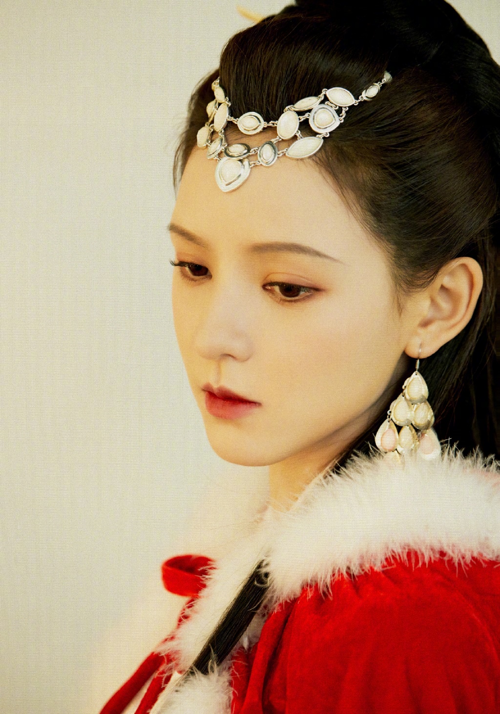 张予曦古装造型曝光红衣黑发雪肤清丽绝伦