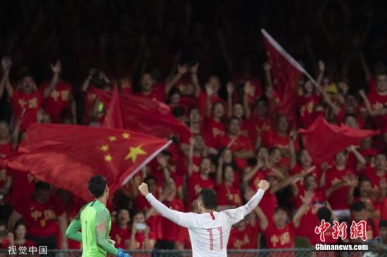 资料图:北京时间2019年9月10日,2022年世界杯亚洲区预选赛40强赛,中国队客战5球大胜马尔代夫队。图片来源:视觉中国