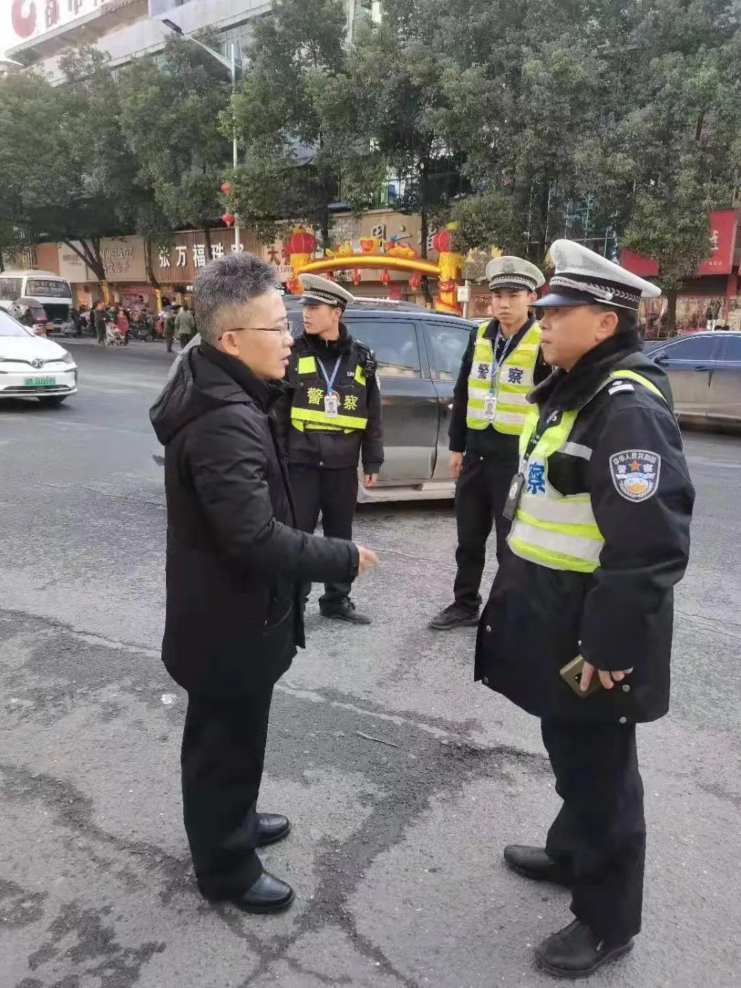 元旦第一天唐红林同志关心慰问一线值班民辅警