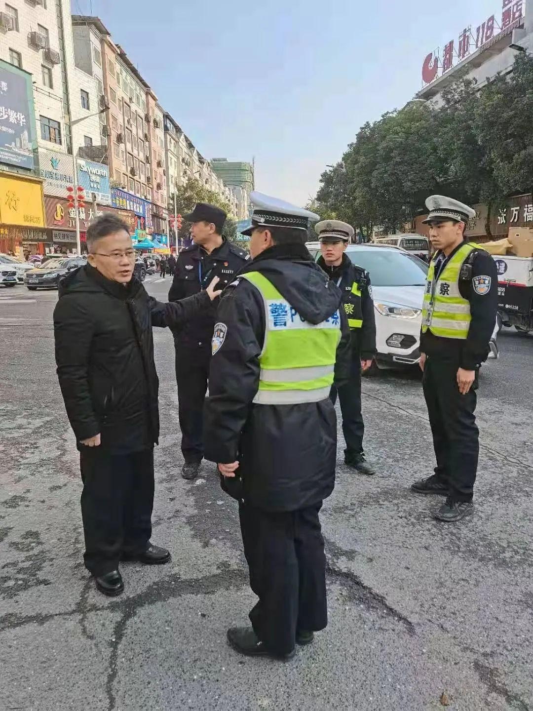 元旦第一天唐红林同志关心慰问一线值班民辅警