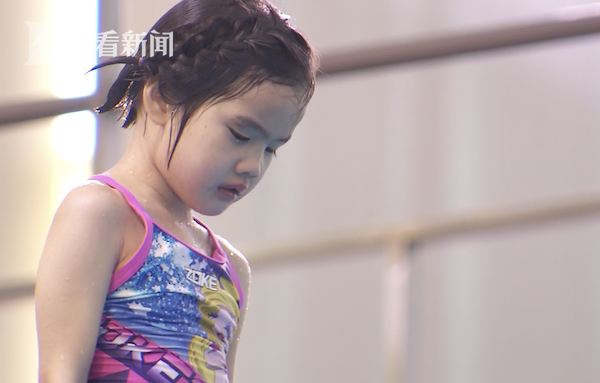 视频哭着鼻子挑战5米台5岁跳水小网红会慢慢克服