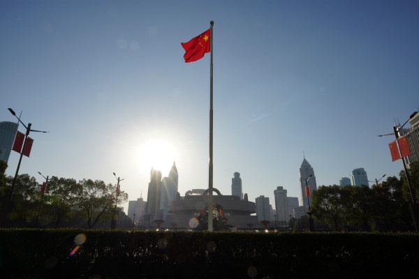今天早晨扑面冷风中武警国旗班升旗手第26年在人民广场升起五星红旗