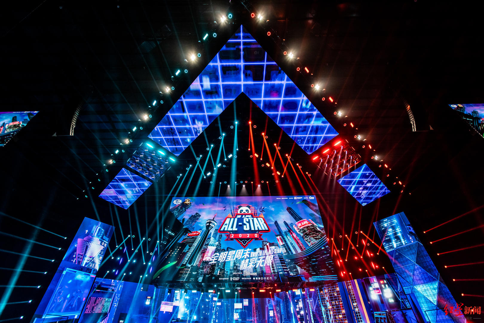 而电子竞技作为新兴体育产业,也逐渐成为成都这座"网红城市"的新名片.