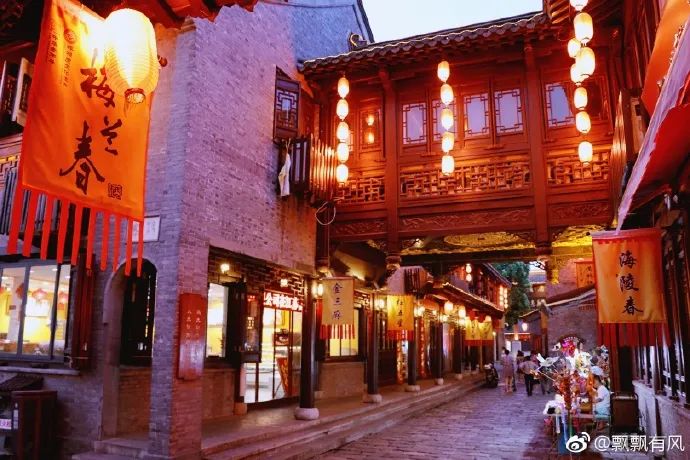 泰州老街集合了泰州很多的老字号饭馆和小吃,如"皮包水""古月楼""者者