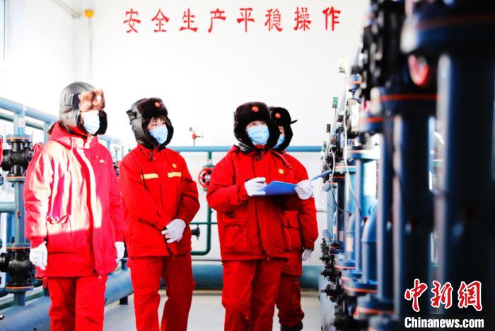 大庆油田第一采油厂第三油矿308队员工查看生产状况。许书晨 摄
