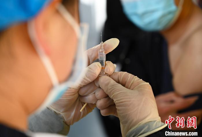 图为医生准备疫苗针剂. 赵朗 摄