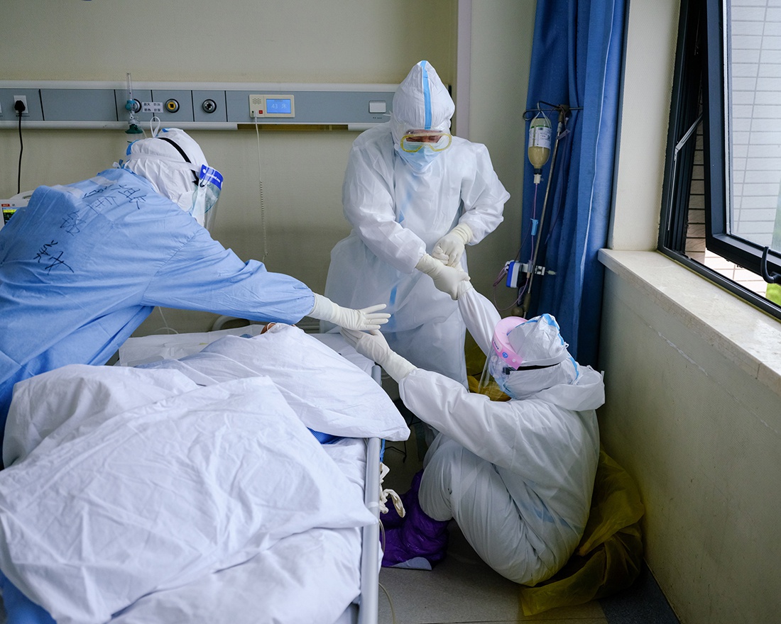 2020年4月10日,武汉雷神山医院,重症监护室的一名新冠肺炎病人.