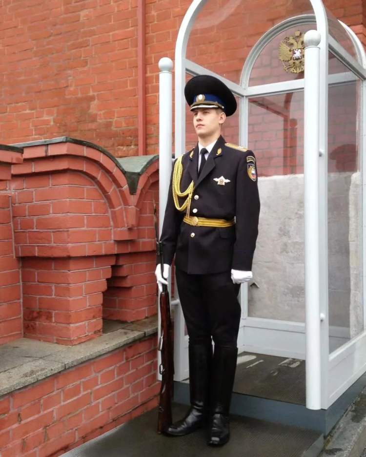 白皮肤,高鼻梁,眼窝深陷的卫兵小哥哥/作者供图