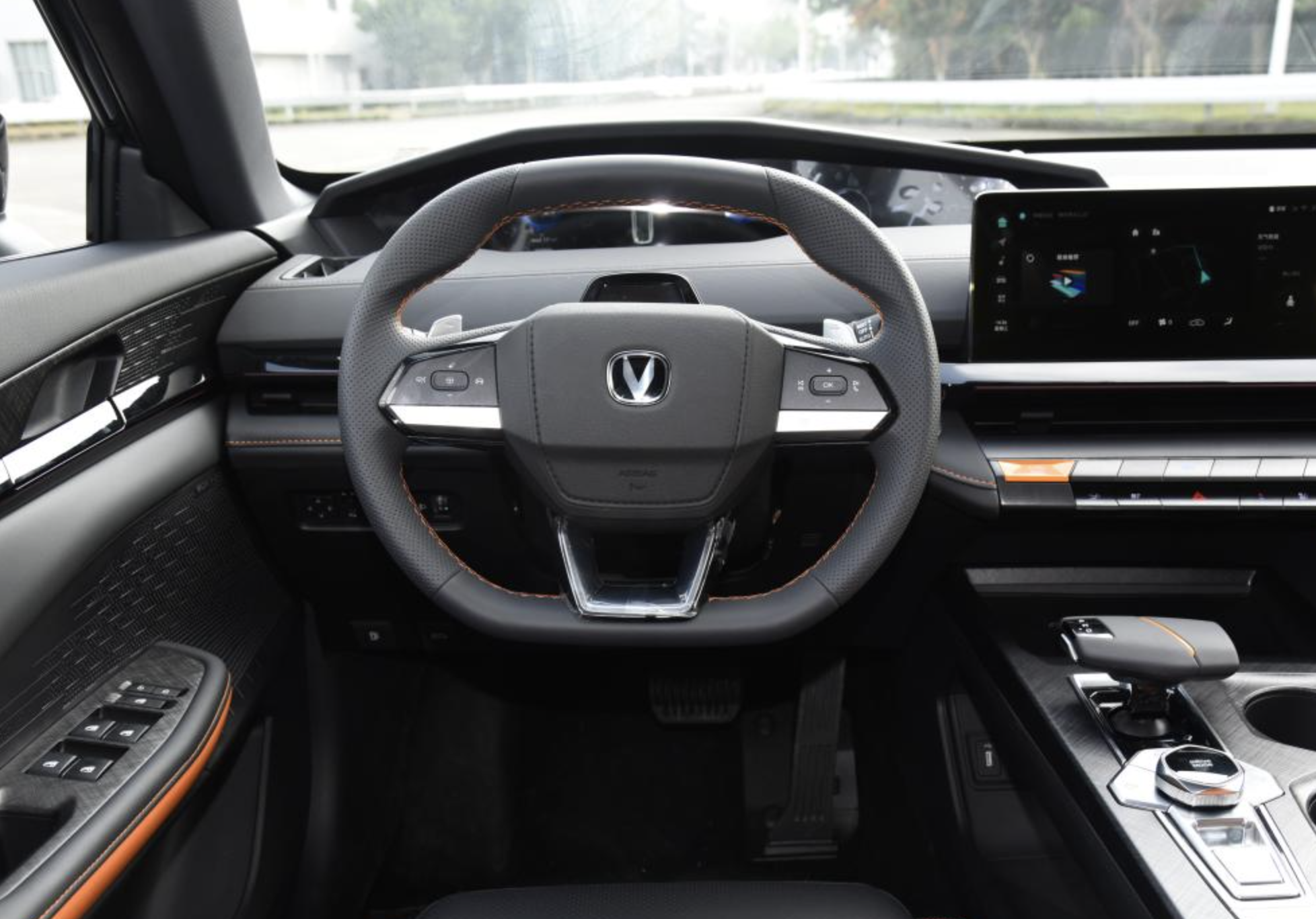 国产轿车颜值天花板长安univ真走心了电动尾翼同级仅有