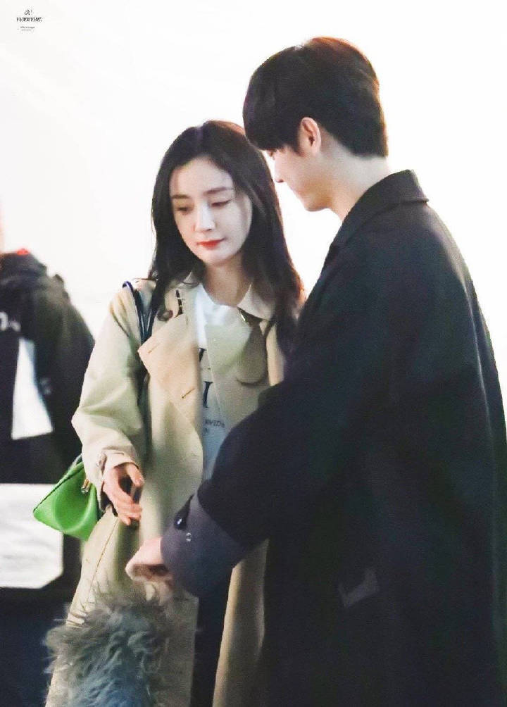 杨幂许凯路透好有氛围感姐弟恋真香