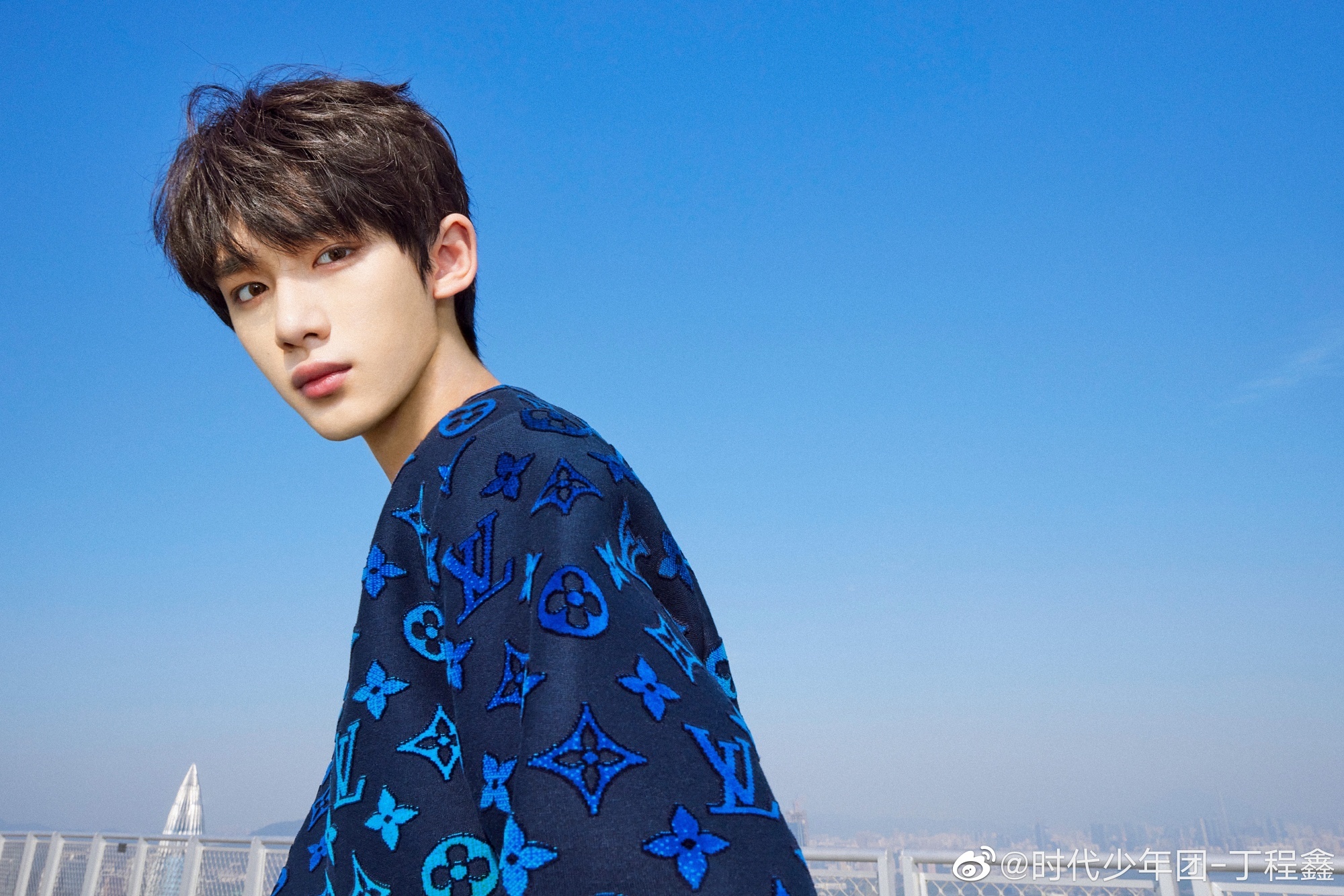 丁程鑫发博晒12月的第一次随拍电影院的七个小丁