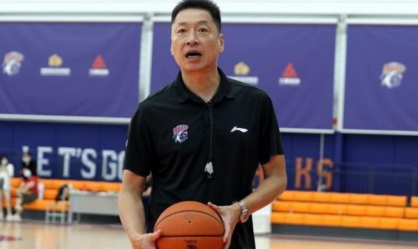 一个好的教练对球队的影响有多大，请看浴火重生的广州和上海男篮休闲区蓝鸢梦想 - Www.slyday.coM