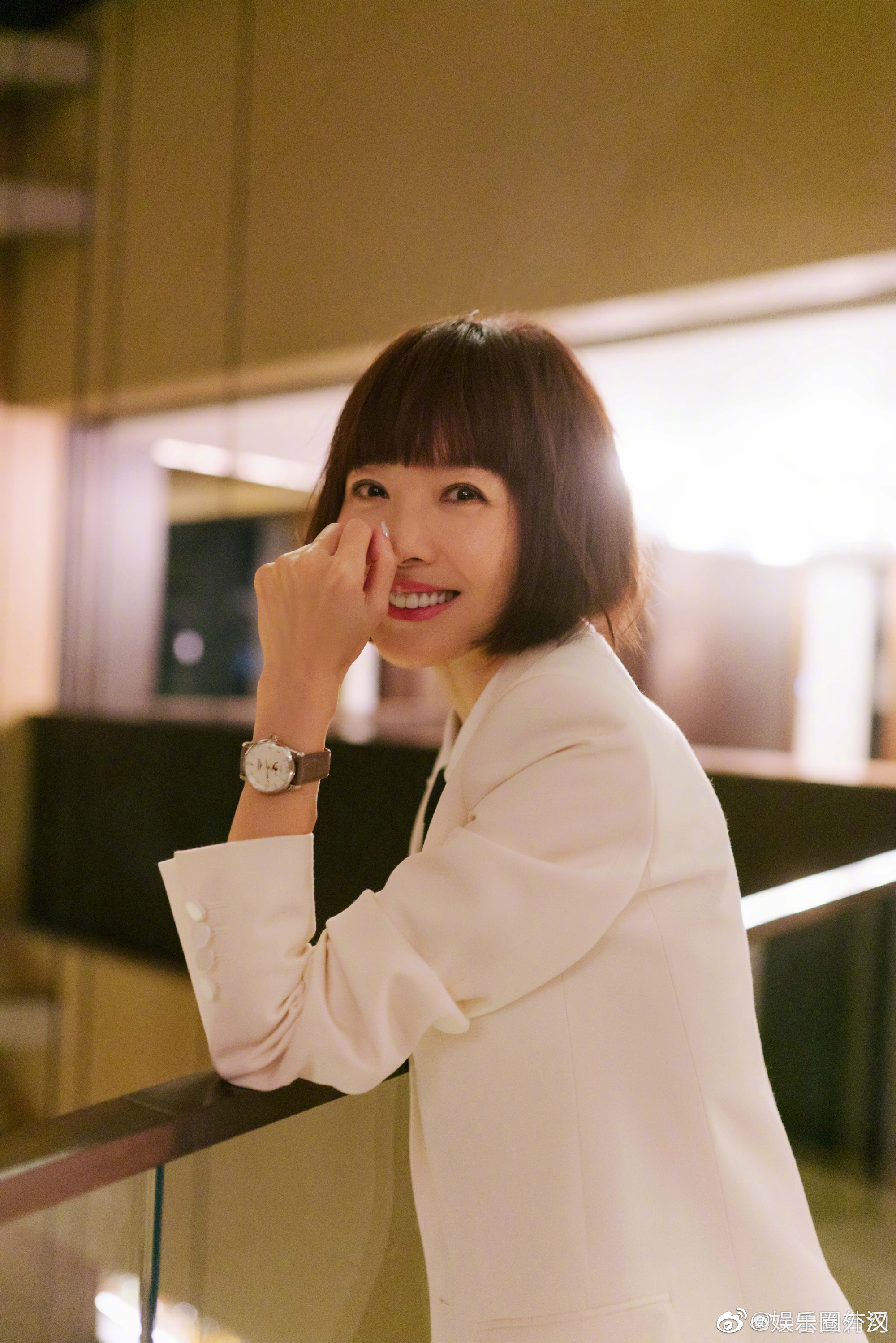 年轻时的鲁豫真的差点认不出来还以为是小孩