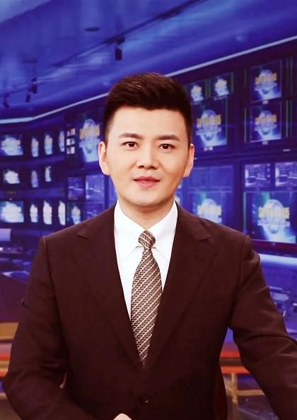 严於信站播晚间新闻首次身穿白运动衣更显青春阳光有活力