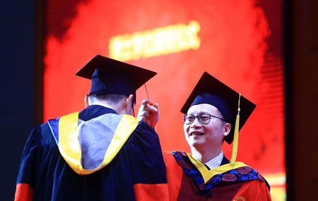 学校资助读博，学成却违约离职，大学老师为何不讲诚信？休闲区蓝鸢梦想 - Www.slyday.coM