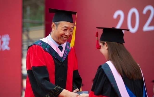 学校资助读博，学成却违约离职，大学老师为何不讲诚信？休闲区蓝鸢梦想 - Www.slyday.coM