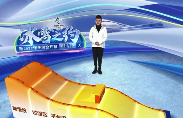 严於信站播晚间新闻首次身穿白运动衣更显青春阳光有活力