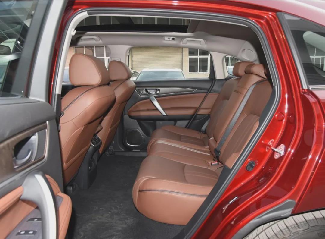 即便是四驱冠道,后排地板中央依旧能做到纯平,可见冠道在对后排空间的