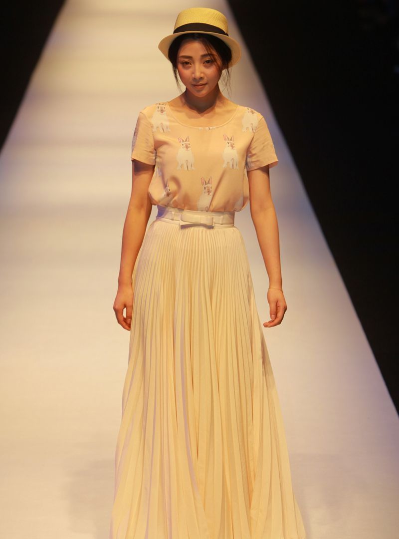 殷桃走秀旧照被翻出穿印花短袖搭配百褶裙气质甜美身形傲人