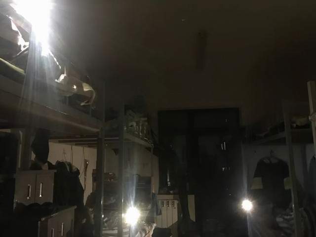 高校男生深夜串寝室打游戏不让关灯态度嚣张打得你妈都不认识