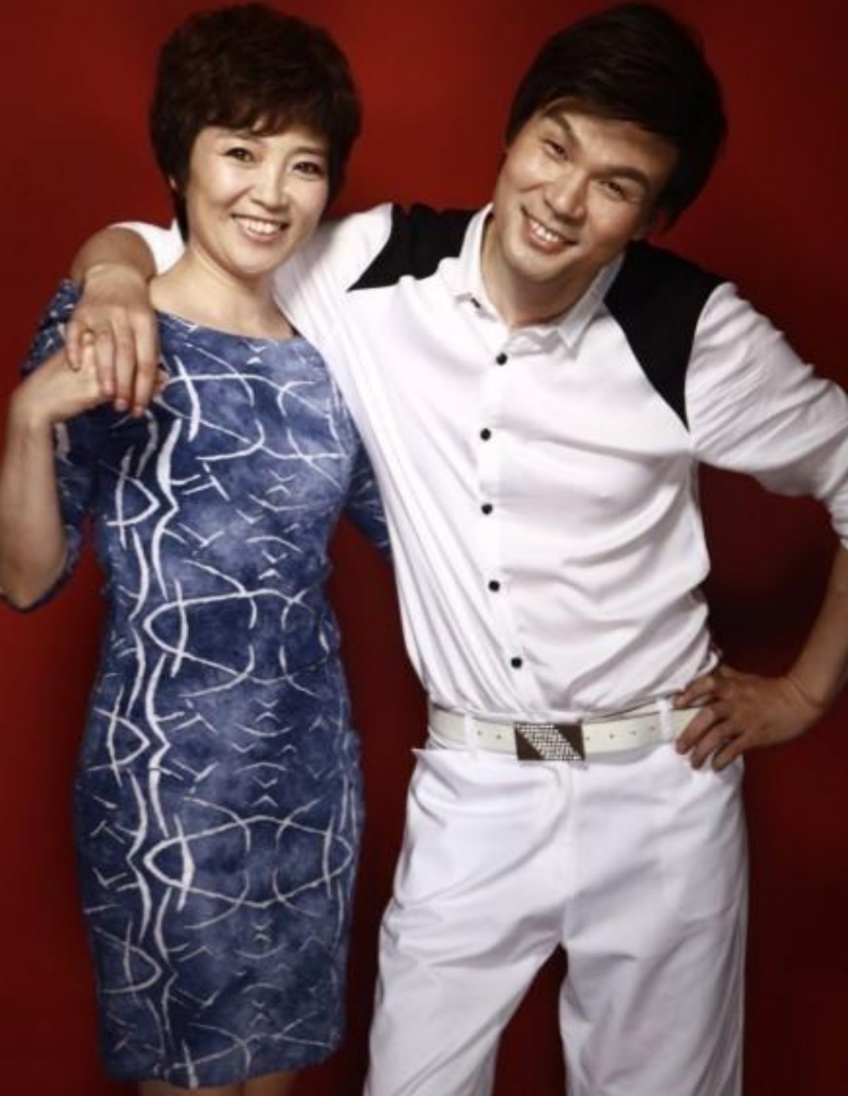 主持人李彬妻子罕露面皮肤白皙无皱纹两人结婚29年依旧甜蜜