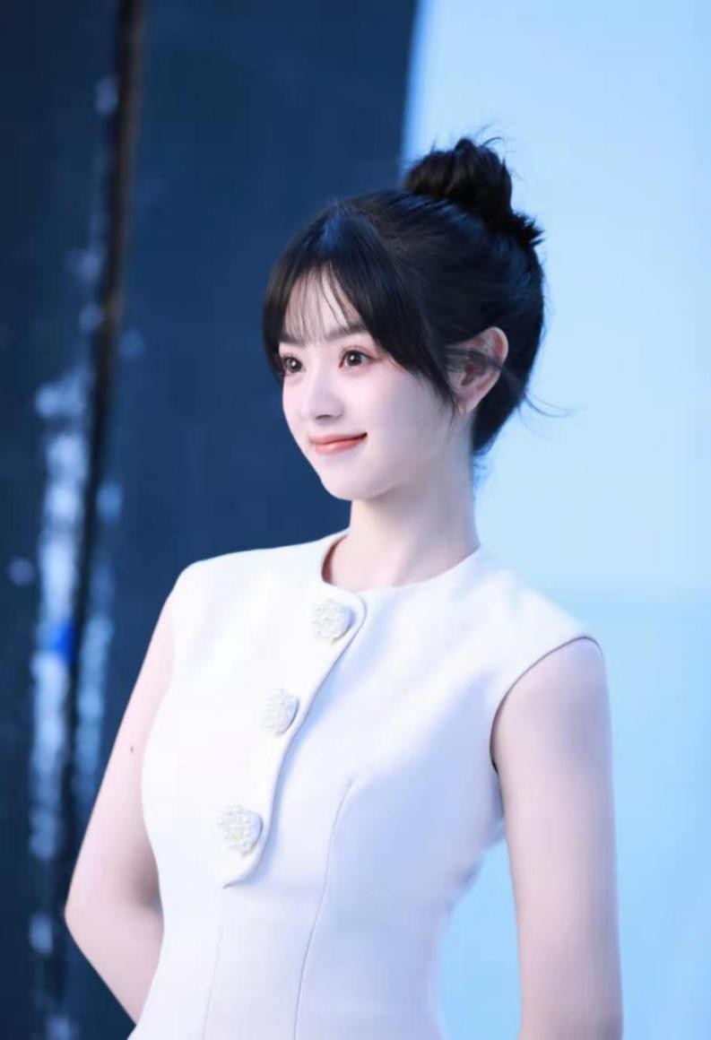 和白敬亭拍搭的是新晋女演员田曦薇,可能说到这个名字,大家可能不太熟