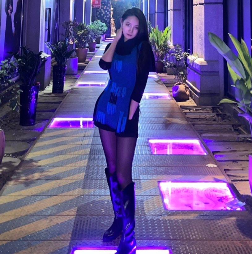 表妹李kk又秀黑丝,小雪吖直言绝美,网友:这次不套头上了?