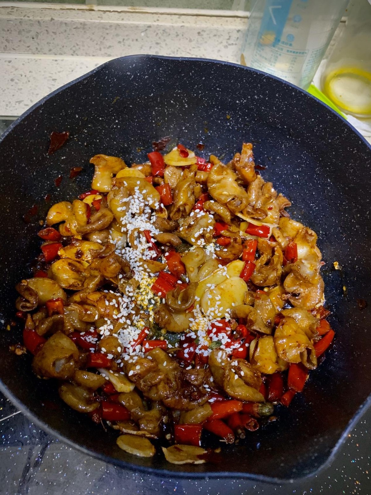 火爆肥肠:经典川菜,香辣过瘾,好吃停不下来|月桂叶|肥肠|川菜_新浪