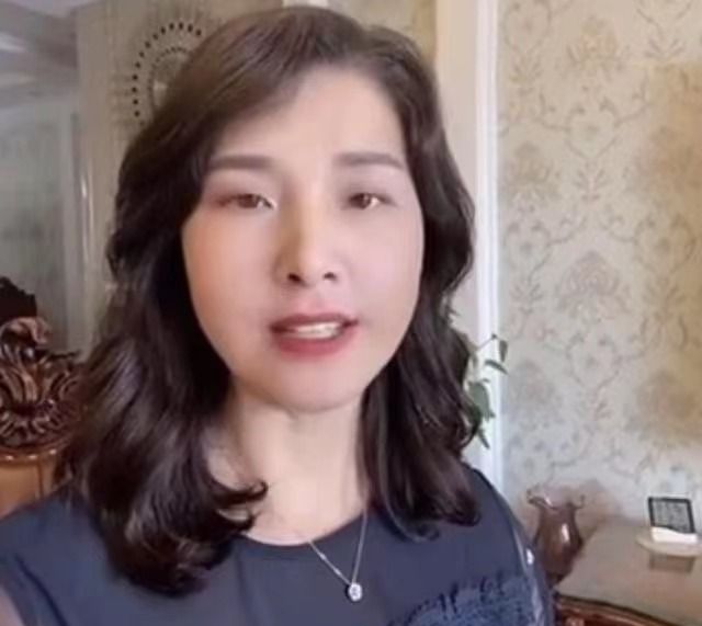 张雨霏晒母亲年轻时照片:妈妈22岁就生了我,打扮时髦是个辣妈|张雨霏