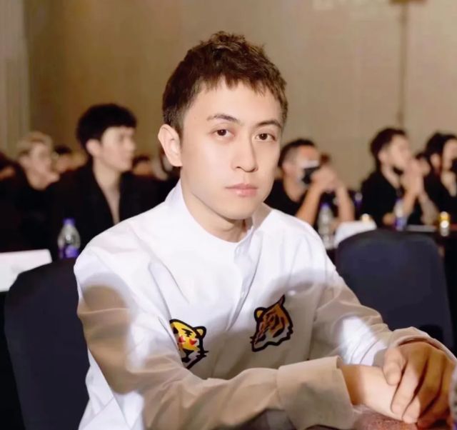 沪上皇秦奋一出手洗剪吹也瞬间高大上了