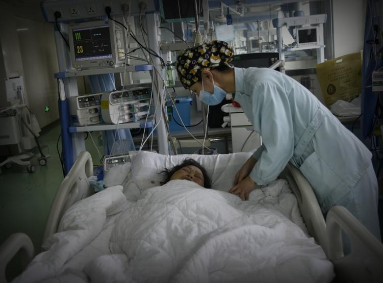 五保户老人患重症遭截肢,老伴重症监护室外不离不弃日夜守护