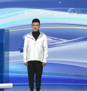 严於信站播晚间新闻首次身穿白运动衣更显青春阳光有活力