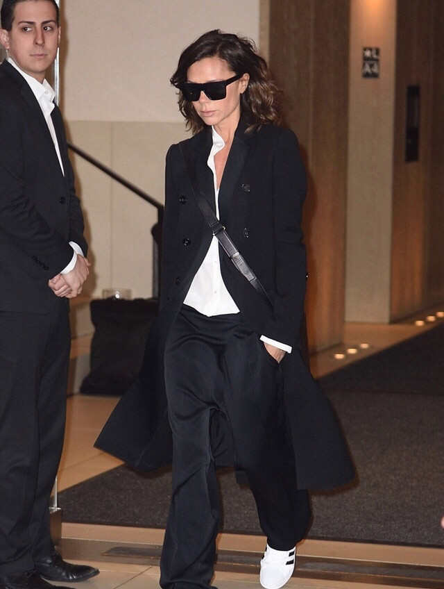 贝嫂真不愧是时尚设计师私服造型永远有颜有型风格鲜明而独特