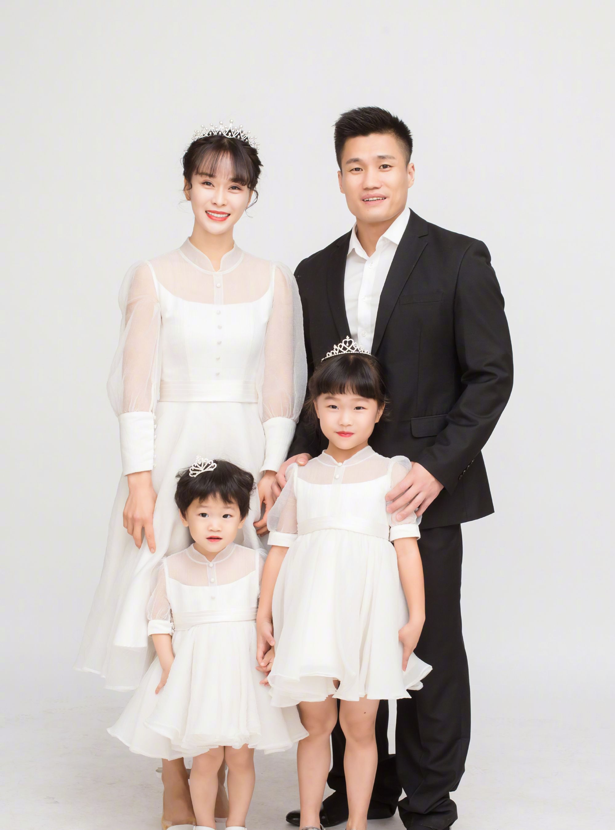 2013年12月1日,吕小军与同为举重运动员,相恋十年的女友郭喜艳结婚