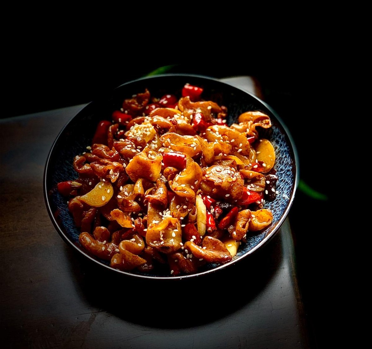 火爆肥肠:经典川菜,香辣过瘾,好吃停不下来|月桂叶|肥肠|川菜_新浪