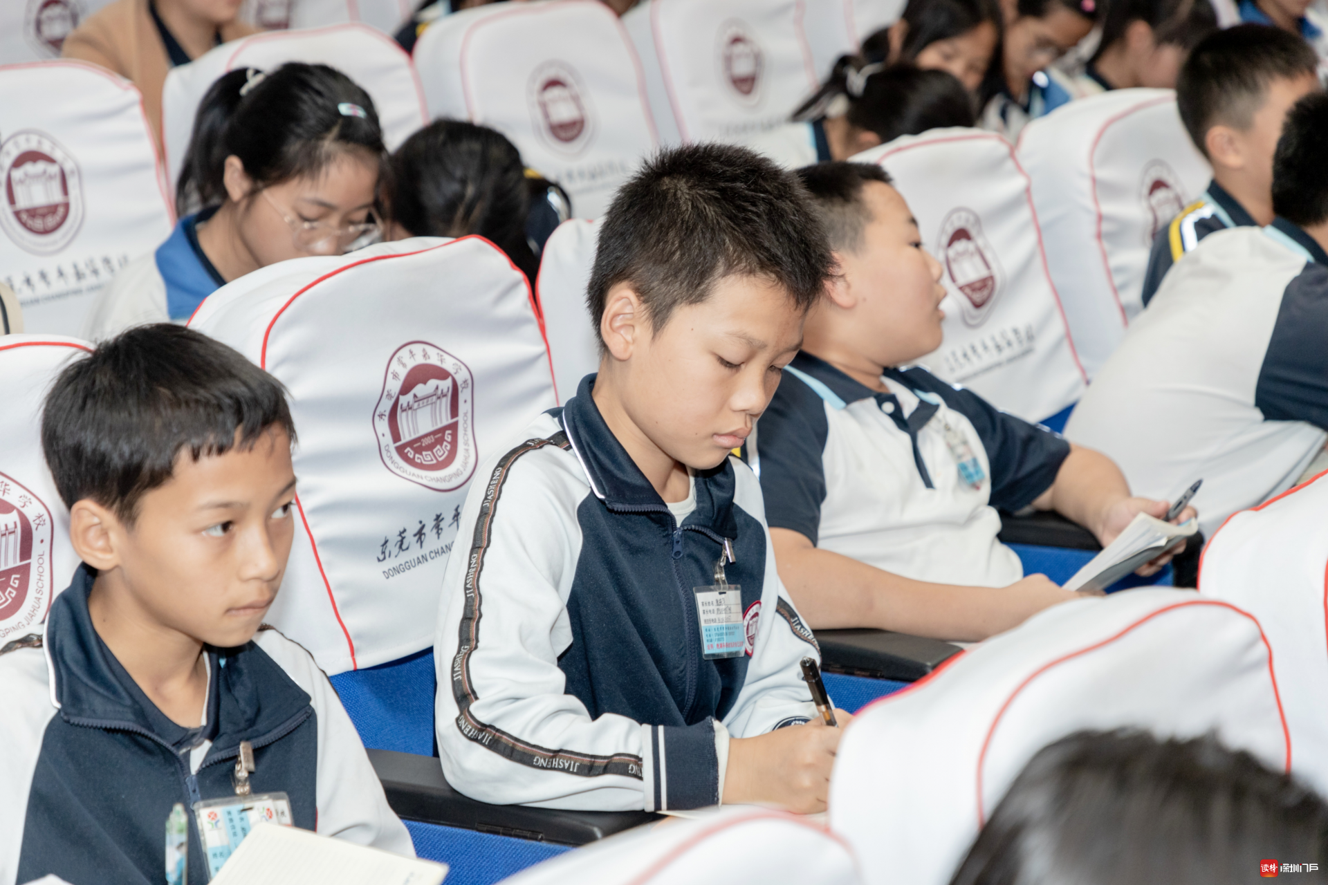 两教授给东莞市常平镇中学生上课节能减排变废为宝