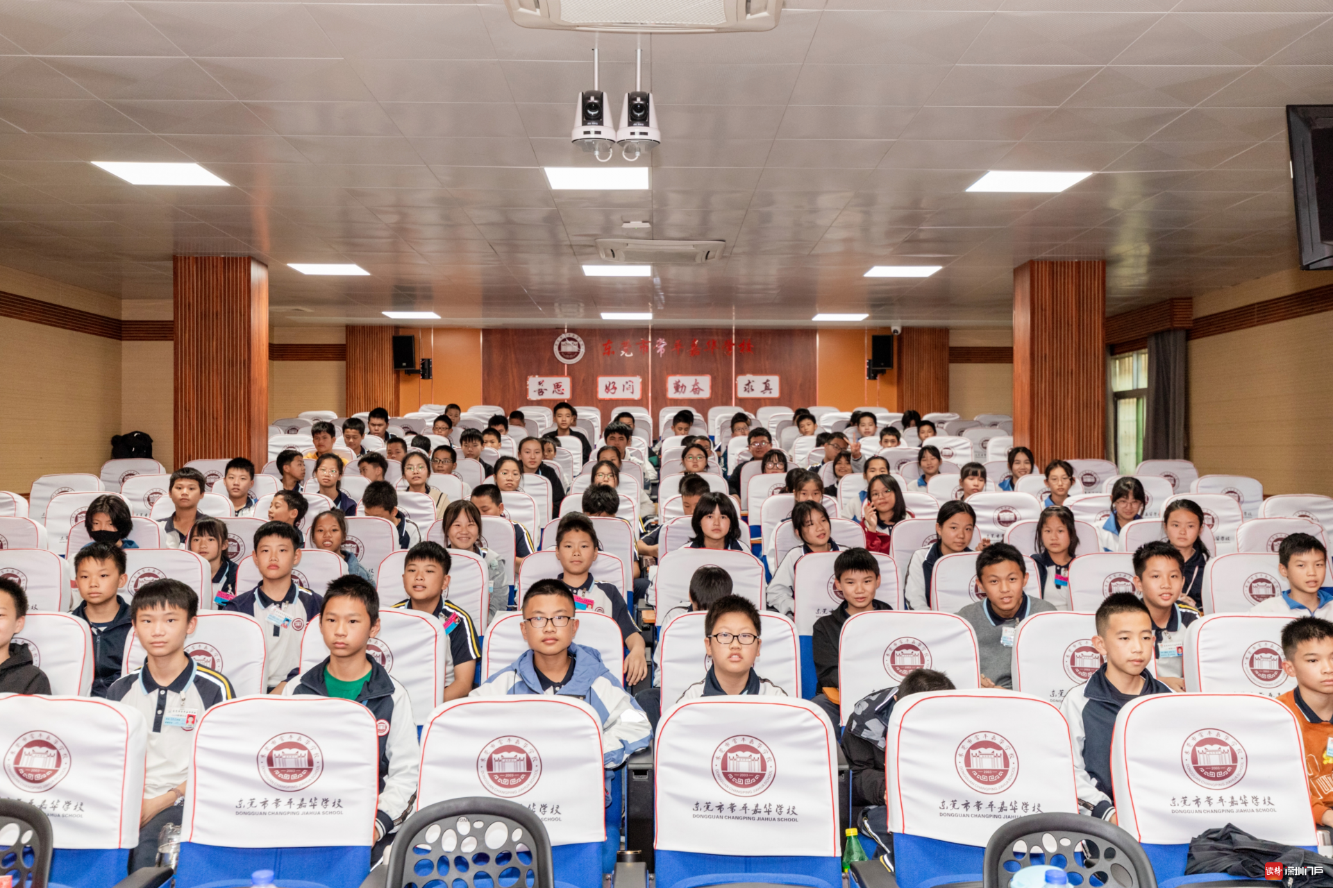 两教授给东莞市常平镇中学生上课节能减排变废为宝