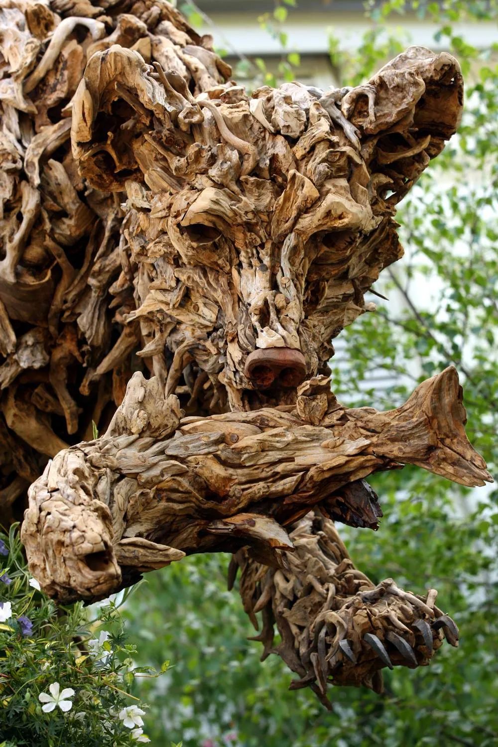 一堆朽木,经过一双精巧的手和一颗善良的心点染,化为神奇!