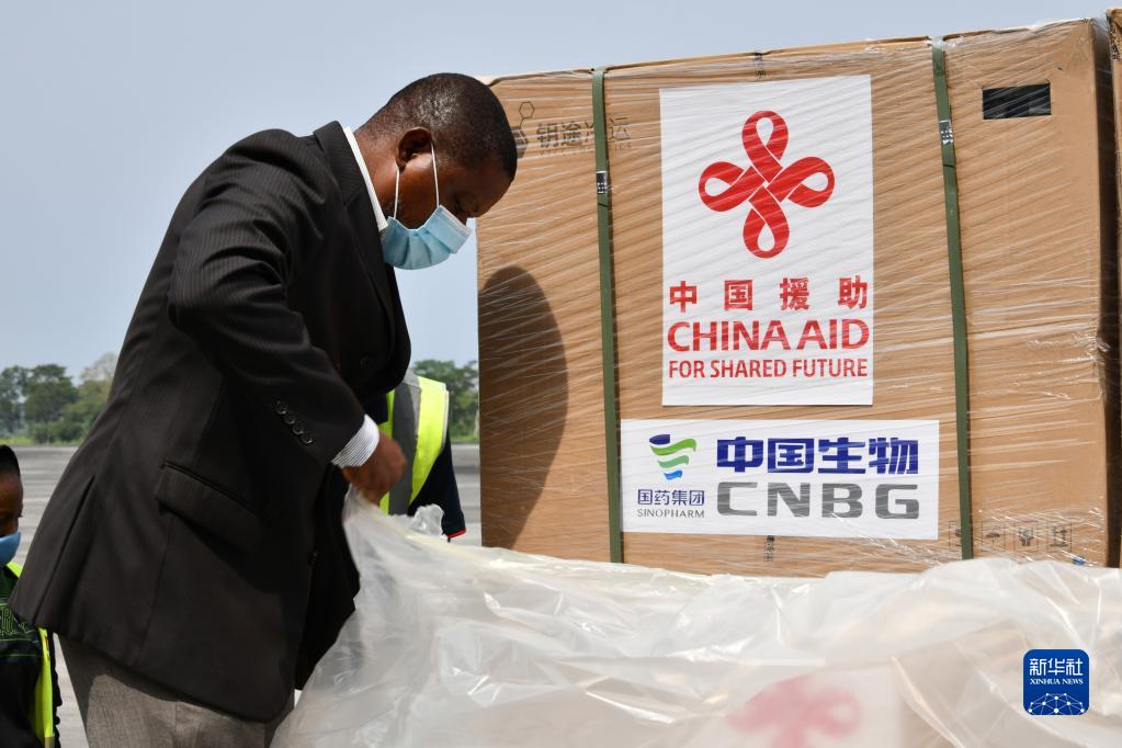 2021年2月10日，在赤道几内亚马拉博，工作人员在机场整理转运中的中国新冠疫苗。这是中国政府向非洲国家提供的第一批疫苗援助。新华社发（李博远摄）