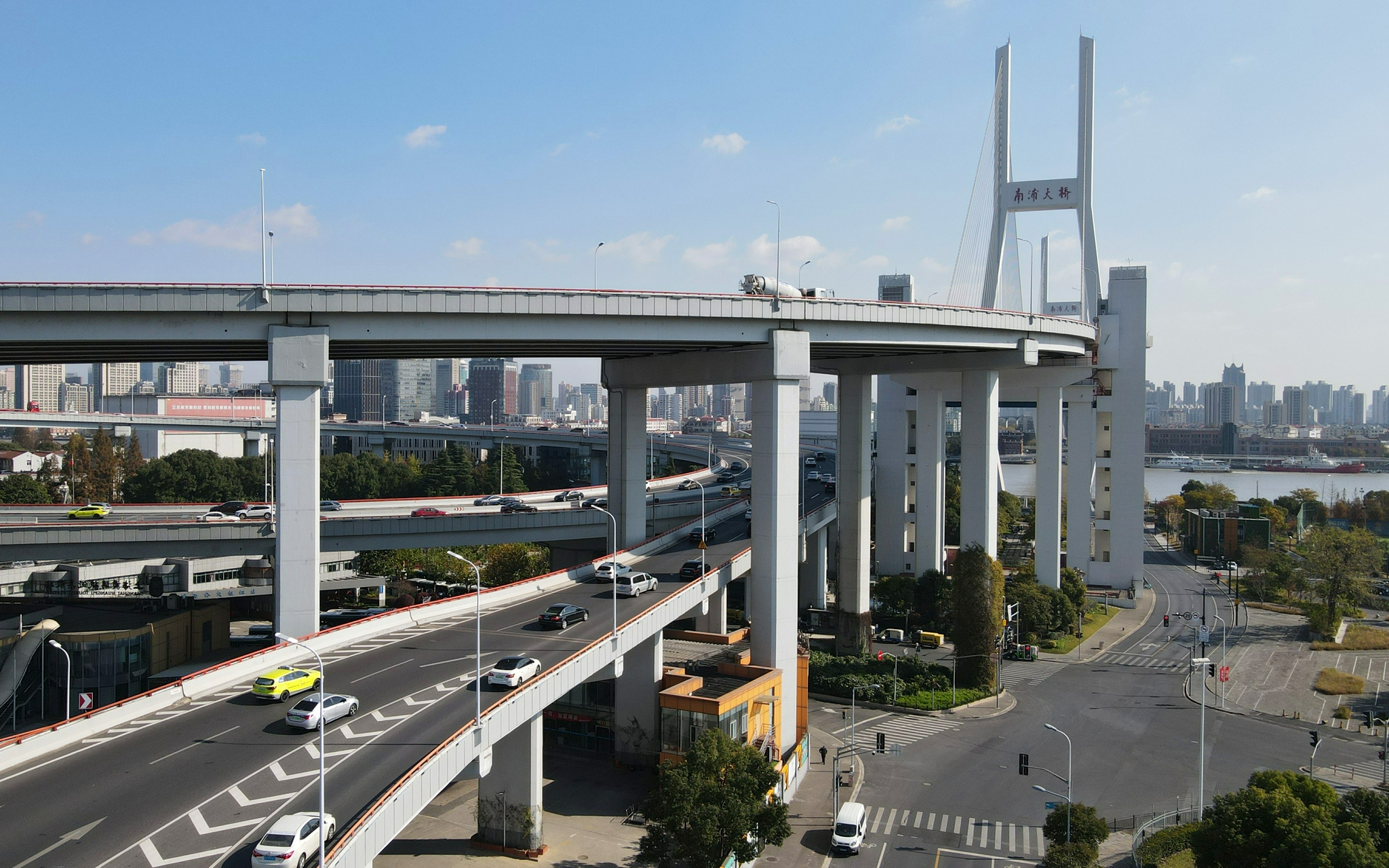 跨越浦江两岸上海南浦大桥建成通车30周年