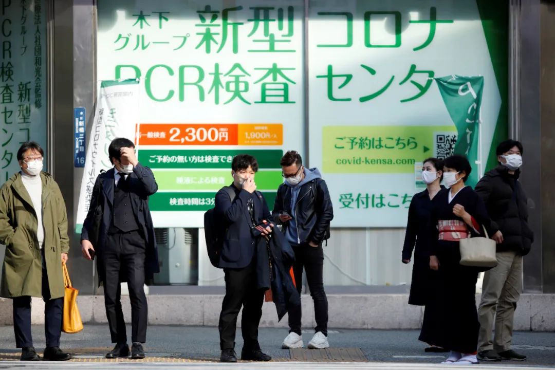 当地时间2021年11月30日，日本东京，为了防止病毒传播，人们在室外戴着口罩。/IC photo