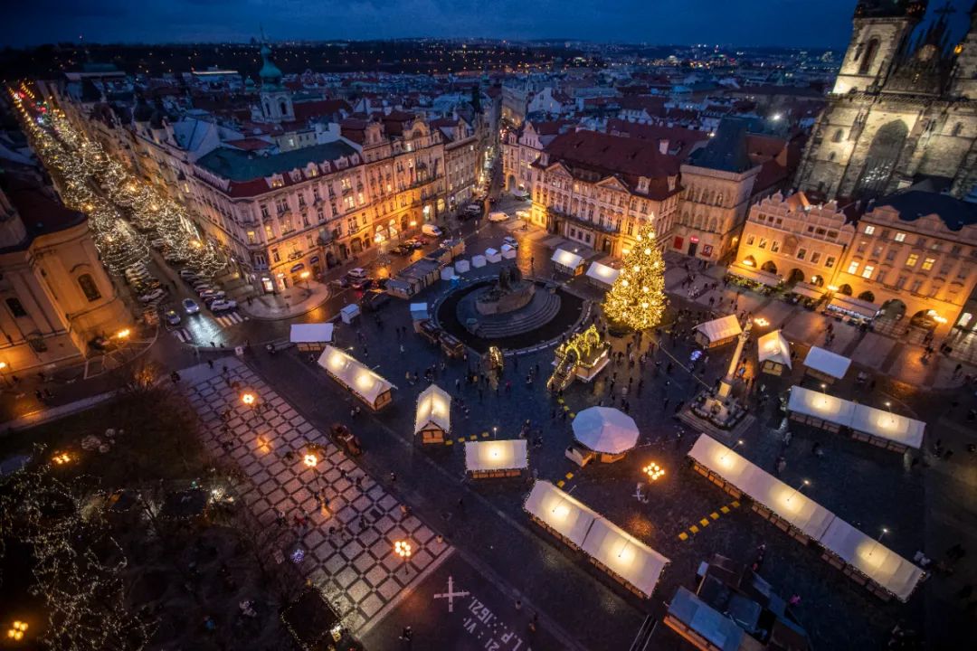 当地时间2021年11月29日 	，捷克布拉格，当地新冠疫情严峻，圣诞市场关闭。/IC photo