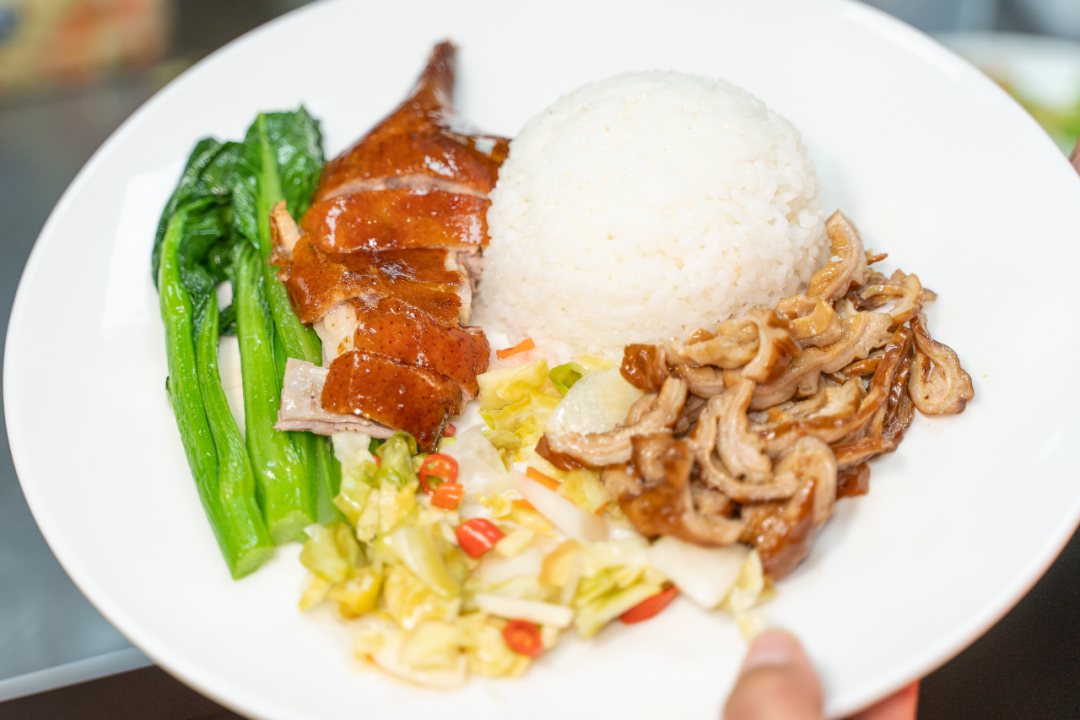 鲜虾肠粉看了烧腊拼盘,相信大家已经找到了自己的本命双拼饭,再想吃点