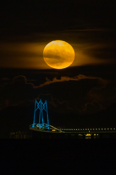     港珠澳大桥中国结上空的月亮